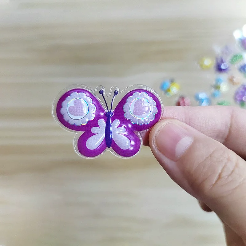 Primer plano de la superficie en relieve de una pegatina blíster personalizada