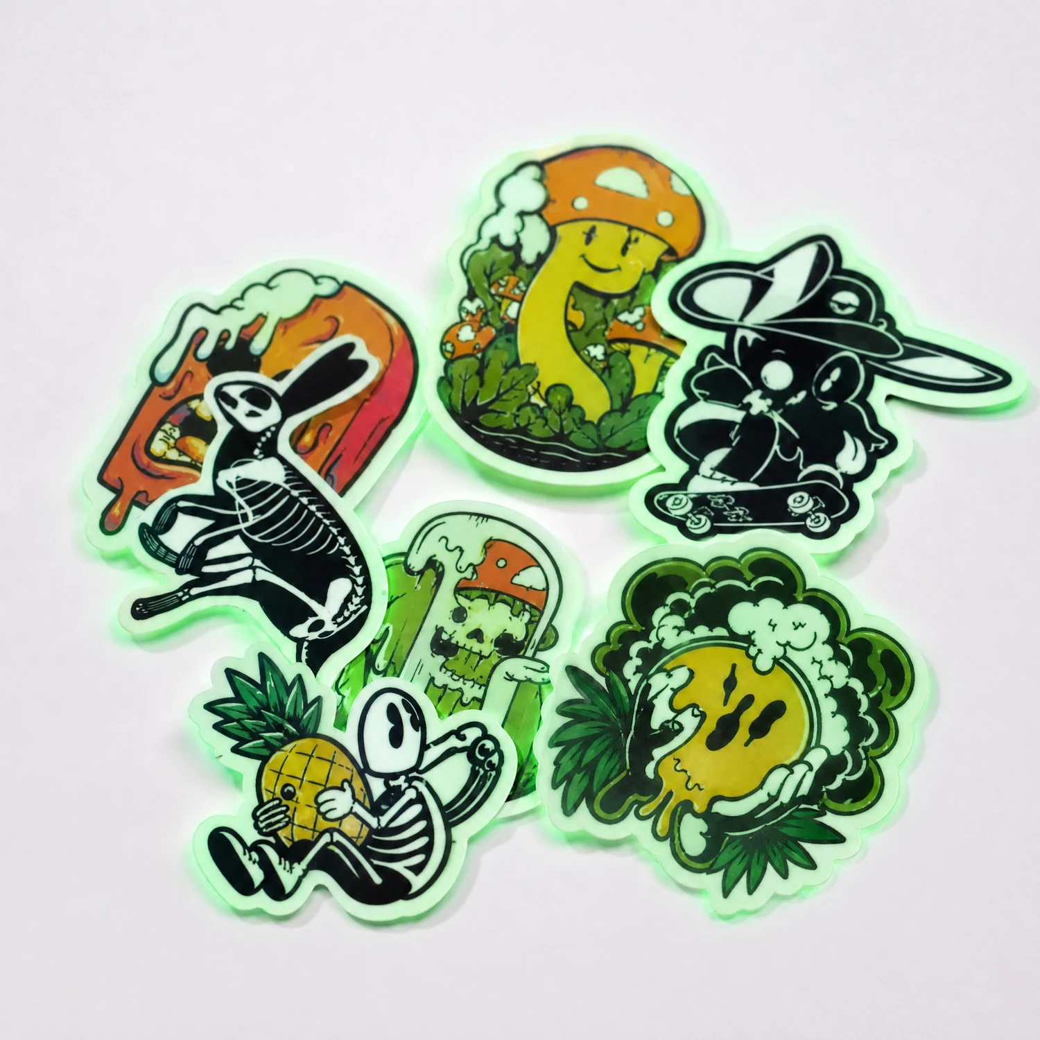 Imagen de muestra de stickers personalizados que brillan en la oscuridad