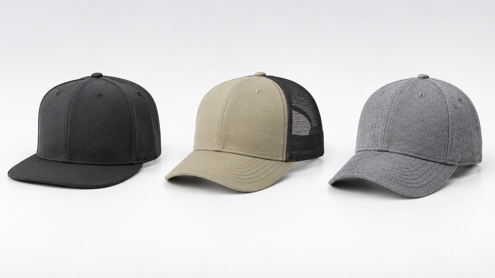 Tres gorras lisas lado a lado: una gorra de talla cerrada de copa alta y visera plana, una gorra trucker de perfil medio con parte trasera de malla y una gorra estructurada de 6 paneles, todas sin ninguna marca