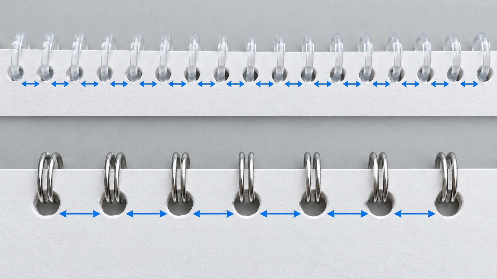 Comparación lado a lado del borde de un cuaderno con perforaciones densas y del borde con perforaciones muy separadas, que ilustra distintos pasos de encuadernación en espiral