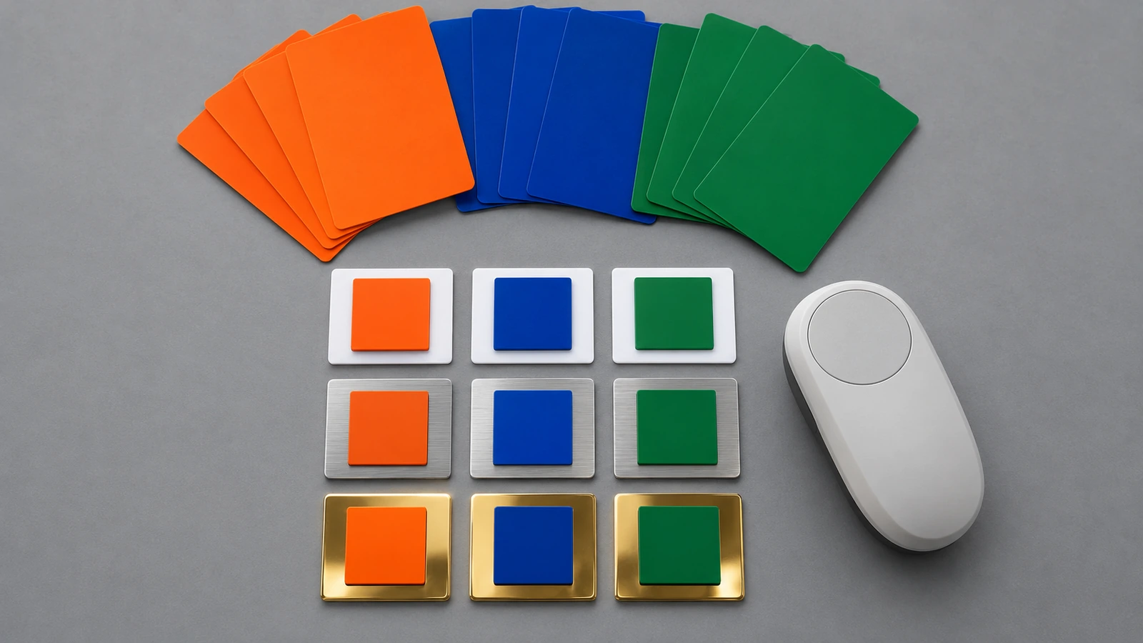 Muestras de color de marca comparadas con imanes impresos sobre sustratos blancos, plateados y dorados bajo iluminación neutra