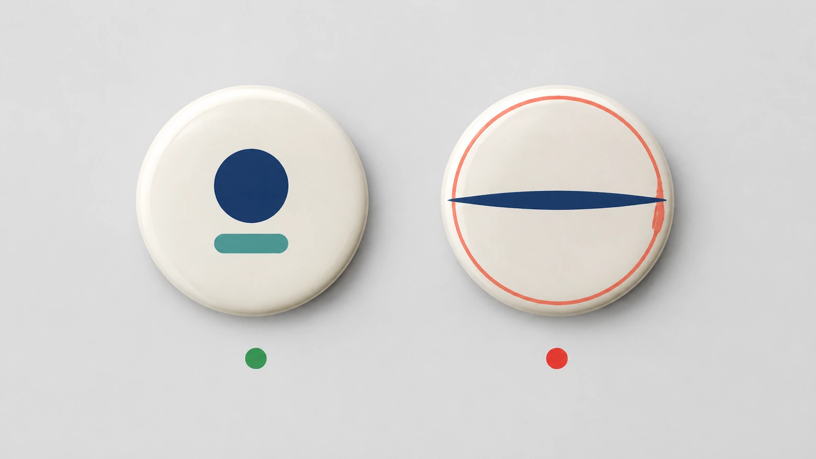 Comparación de dos botones redondos: a la izquierda, un emblema apilado compacto, centrado y con un margen generoso, con un punto verde debajo; a la derecha, una forma horizontal ancha y un anillo fino en el borde que se pierden en la curva, con un punto rojo debajo