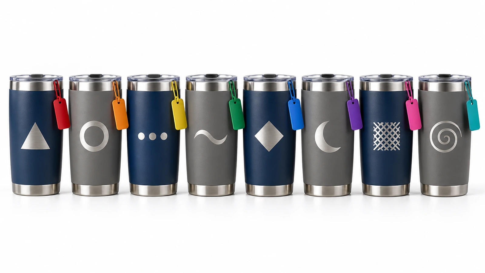 Fila de vasos de acero inoxidable mate, cada uno grabado con una marca abstracta distinta y acompañado de una etiqueta de color a juego, que muestra un diseño único por destinatario