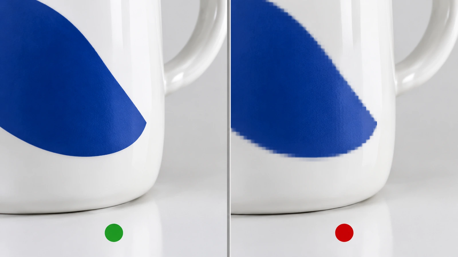 Primer plano comparativo del borde nítido de un logotipo vectorial y del borde pixelado de un mapa de bits sobre una taza de cerámica esmaltada en blanco