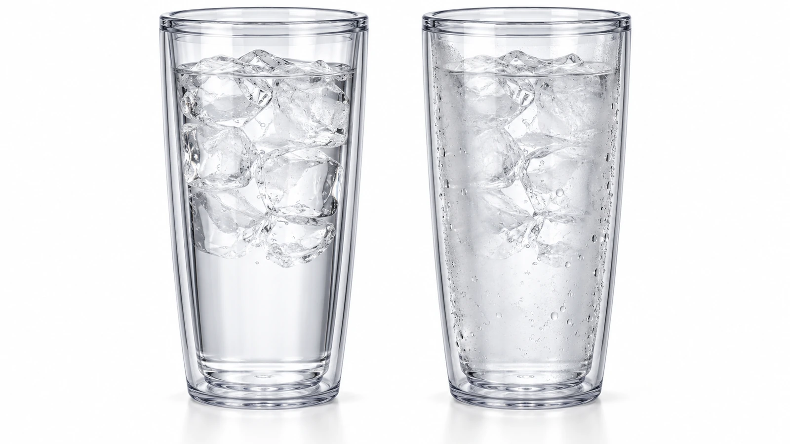 Dos vasos transparentes de doble pared colocados uno al lado del otro: uno completamente limpio y otro con una franja empañada y nubosa, con gotas visibles entre las paredes interior y exterior