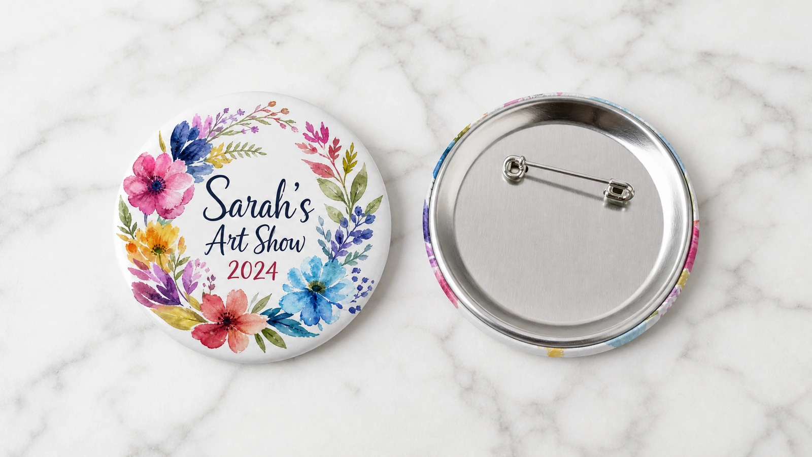Estudio comparativo de tamaños de chapas personalizadas que muestra la legibilidad de un logotipo, mensaje breve y arte detallado