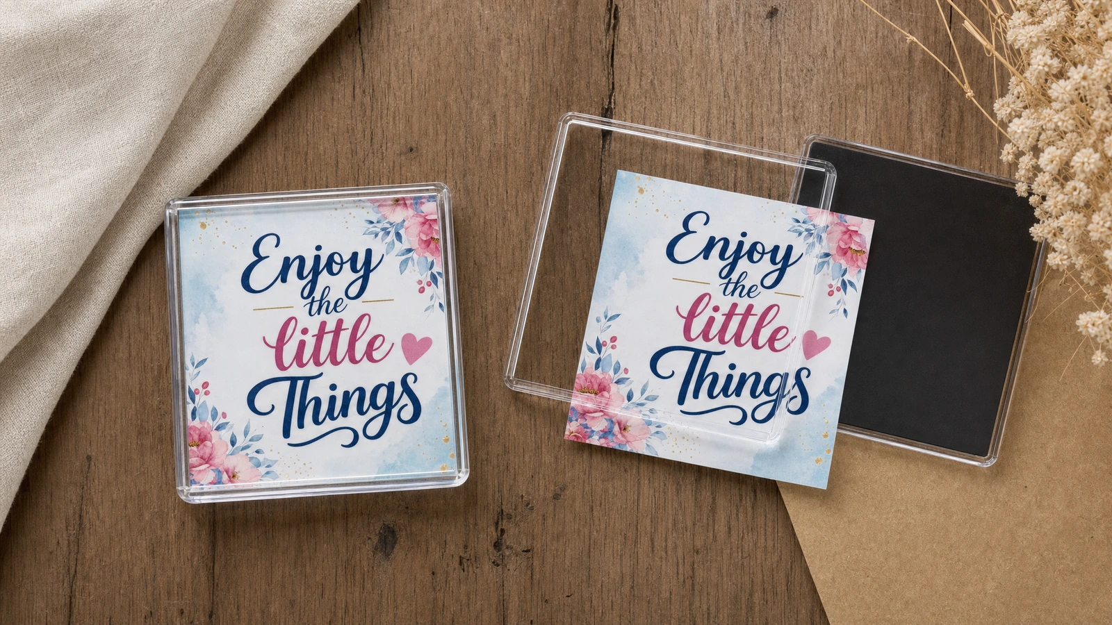Tarjeta de cita floral enmarcada junto a un inserto separado, un panel transparente y un respaldo negro