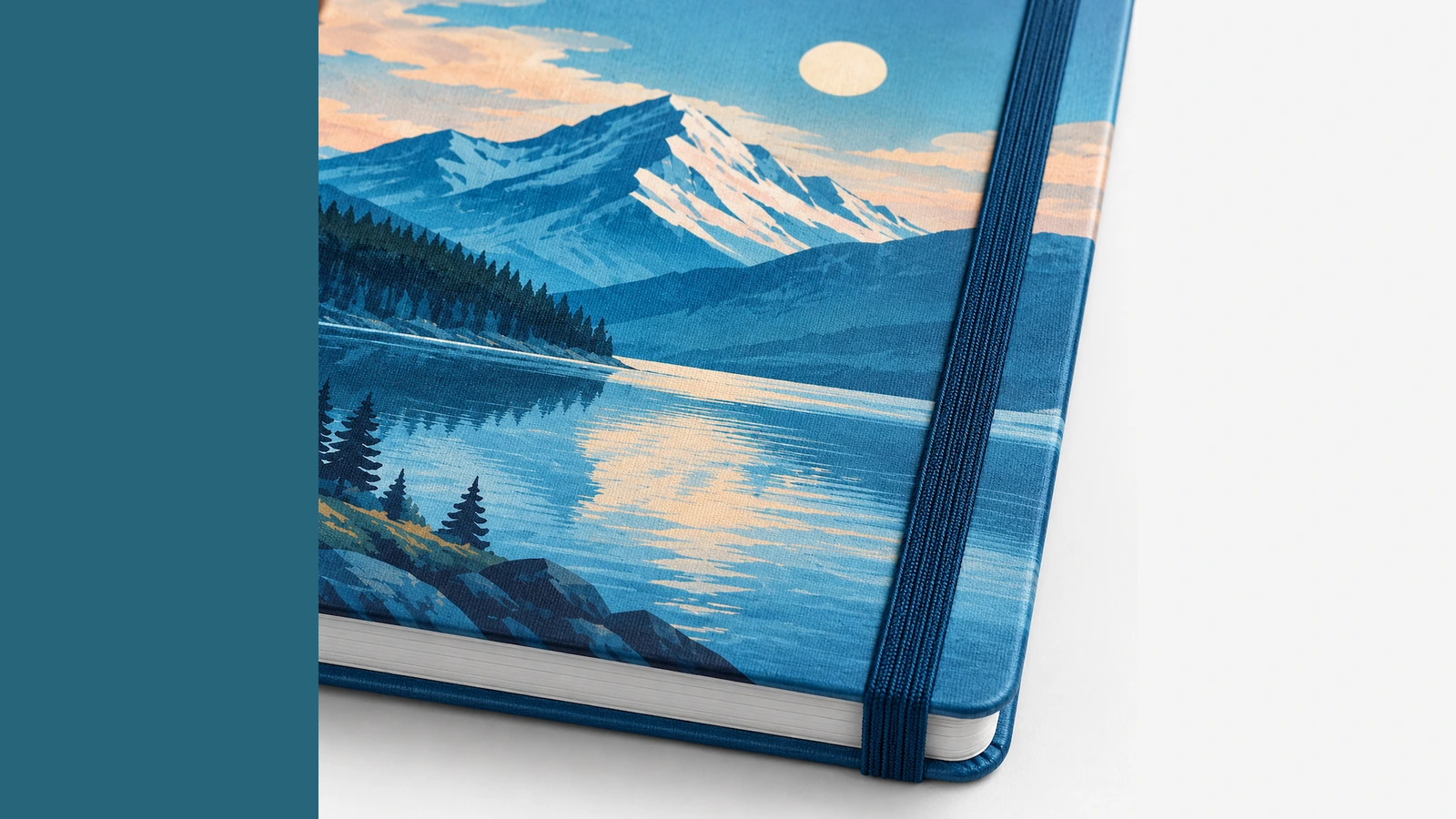 Ilustración en primer plano de una cubierta impresa con paisaje de lago de montaña, goma elástica azul y bloque de páginas