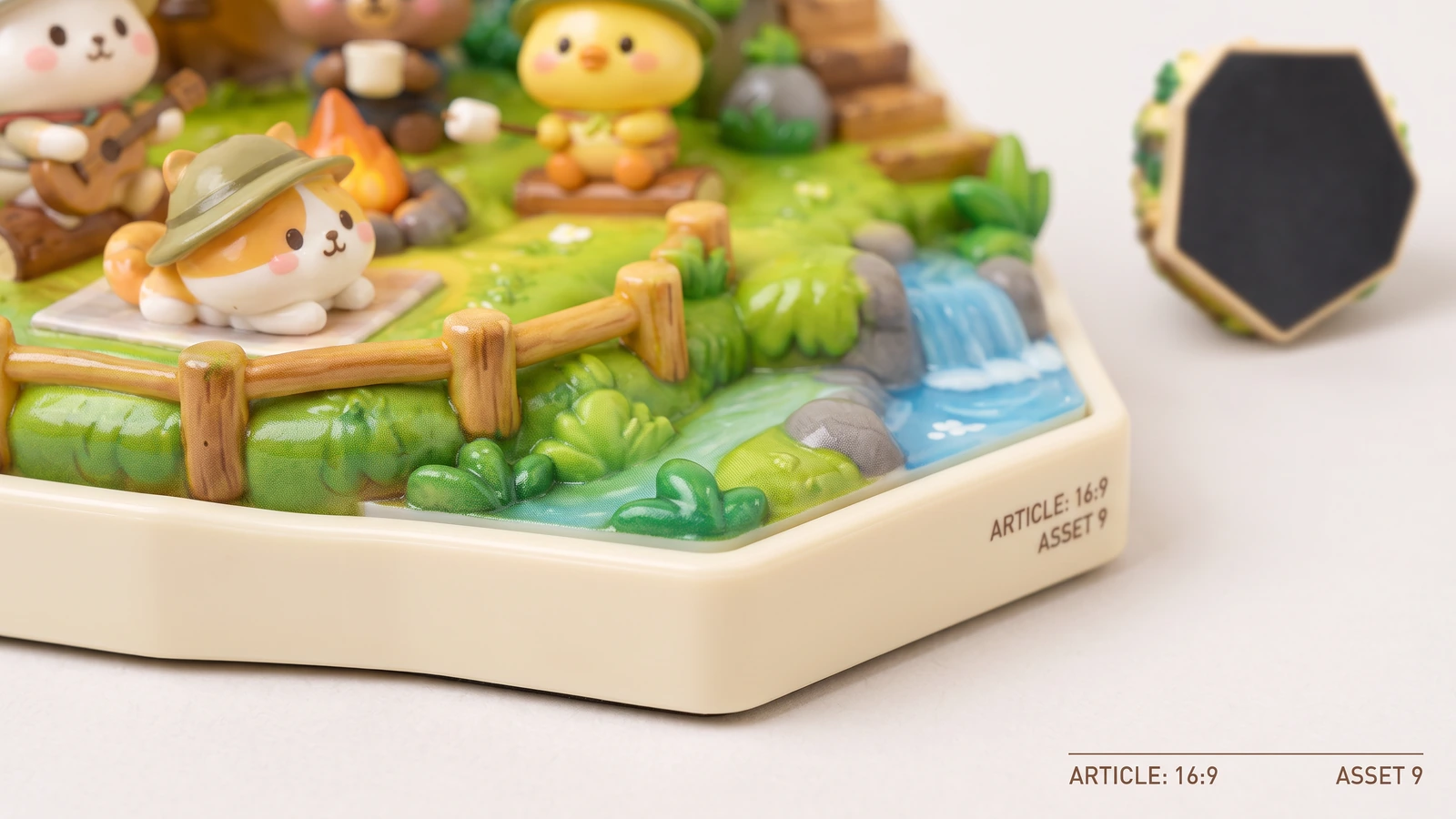 Detalles del relieve y del reverso de la escena de camping Primer plano de personajes de camping esculpidos, una valla y un arroyo, junto a una vista del reverso negro