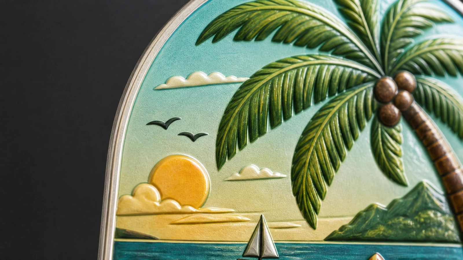 Imagen ilustrativa en primer plano de detalles en relieve de una palmera, el sol y el océano en un imán con borde metálico