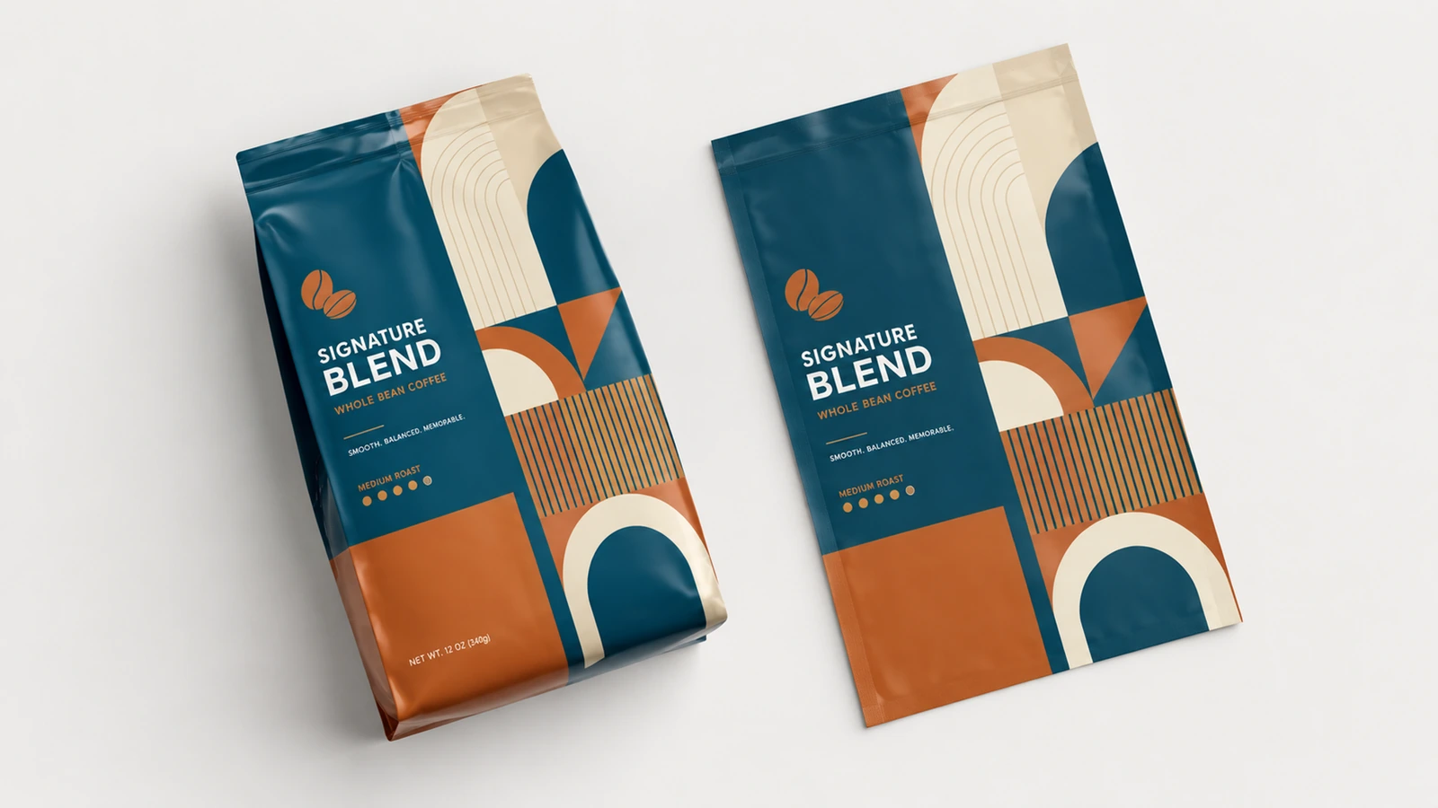 Vistas de muestras de bolsas de café Dos muestras de bolsas de café con gráficos a juego en turquesa, naranja y crema