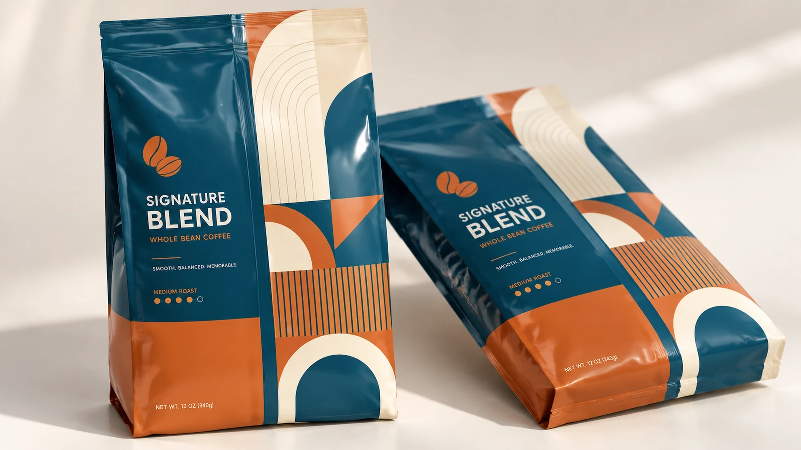 Exhibición de bolsas de café Una bolsa de café en posición vertical y otra recostada, con gráficos en turquesa y naranja