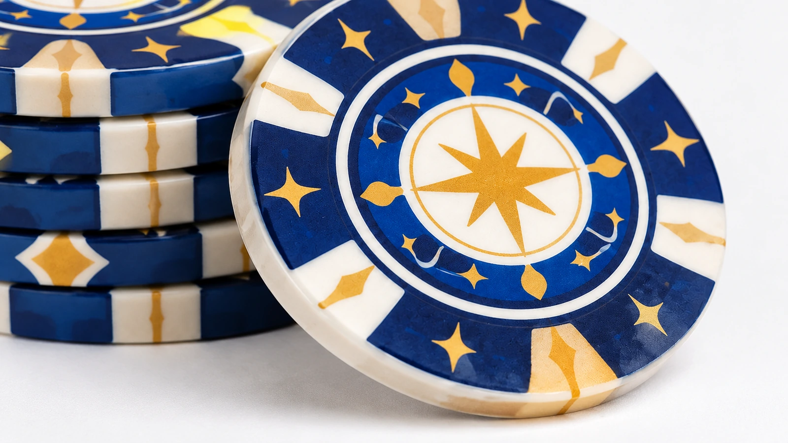 Primer plano del arte de estrellas en azul y dorado sobre discos decorados y una pila con patrones de canto a juego