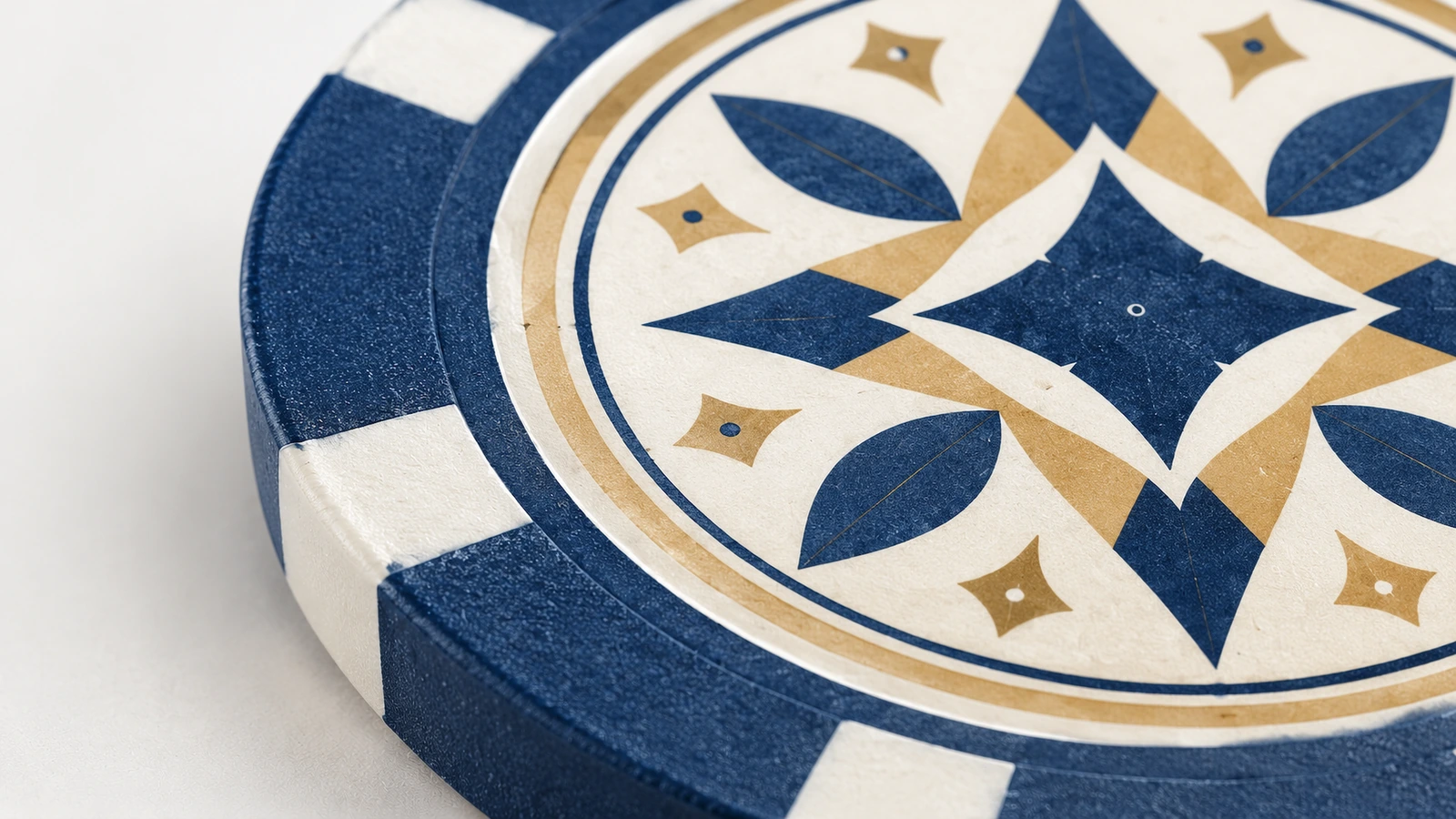 Diseño de fichas de póker y detalle de las marcas de canto Primer plano de un diseño geométrico azul y dorado en una ficha de póker con marcas de canto blancas