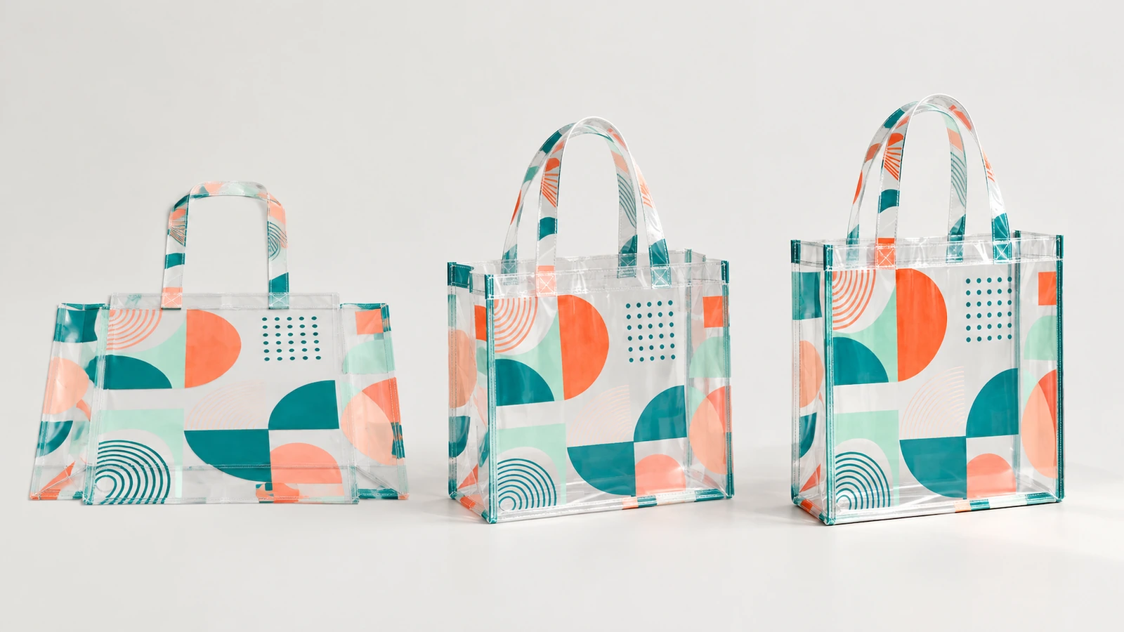Tres bolsas tote transparentes impresas con asas de distinta longitud y formas de cuerpo diferentes
