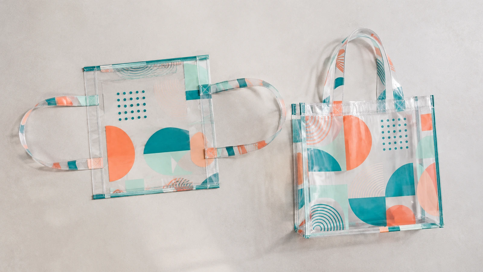Bolsa tote transparente plana con asas extendidas junto a una bolsa tote terminada en posición vertical