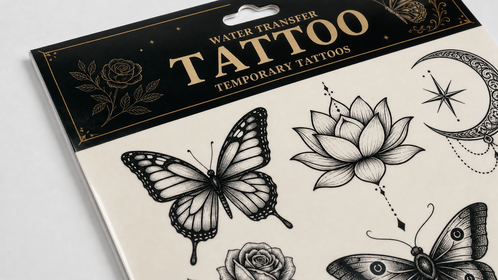 Primer plano de los diseños de mariposa, loto y media luna bajo un encabezado negro de tatuaje