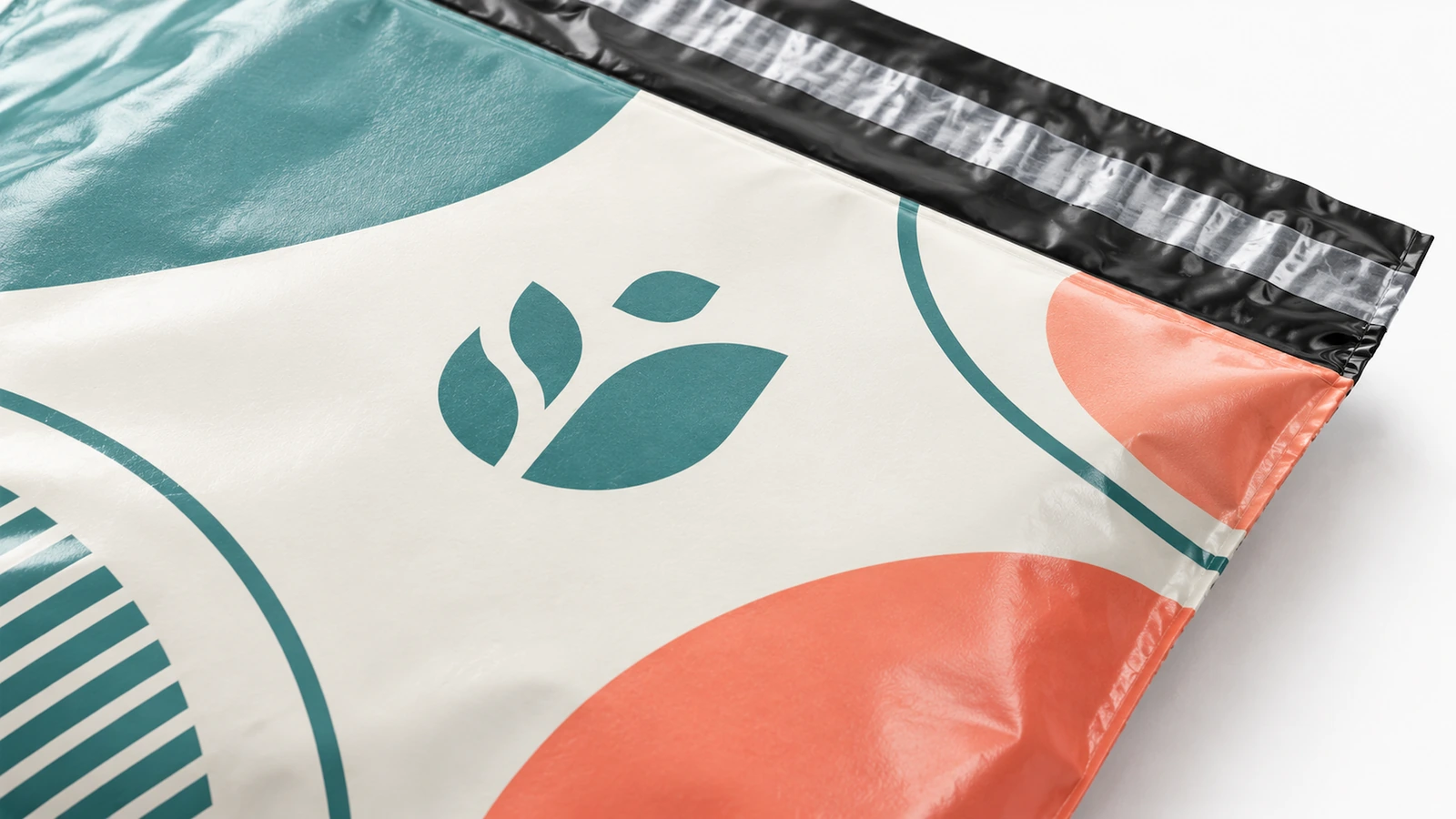 Superficie y borde superior de una bolsa de envío impresa Ilustración en primer plano de una bolsa de envío impresa con una tira de cierre negra en la parte superior