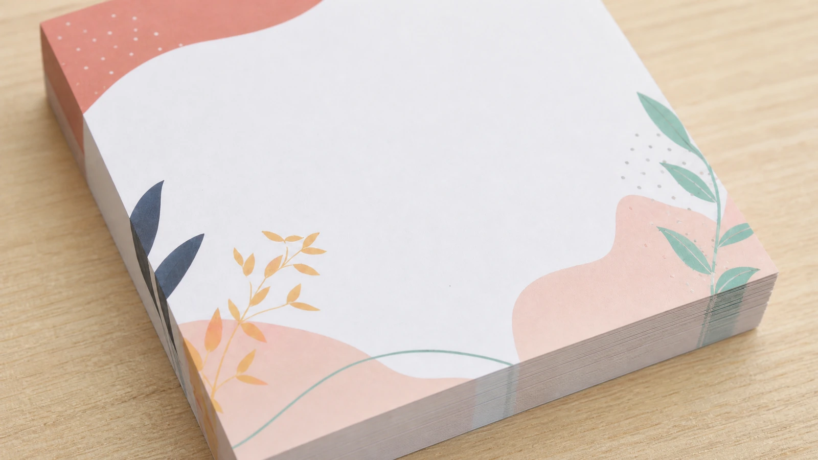 Primer plano del borde floral y de los bordes de papel de un bloc de notas impreso
