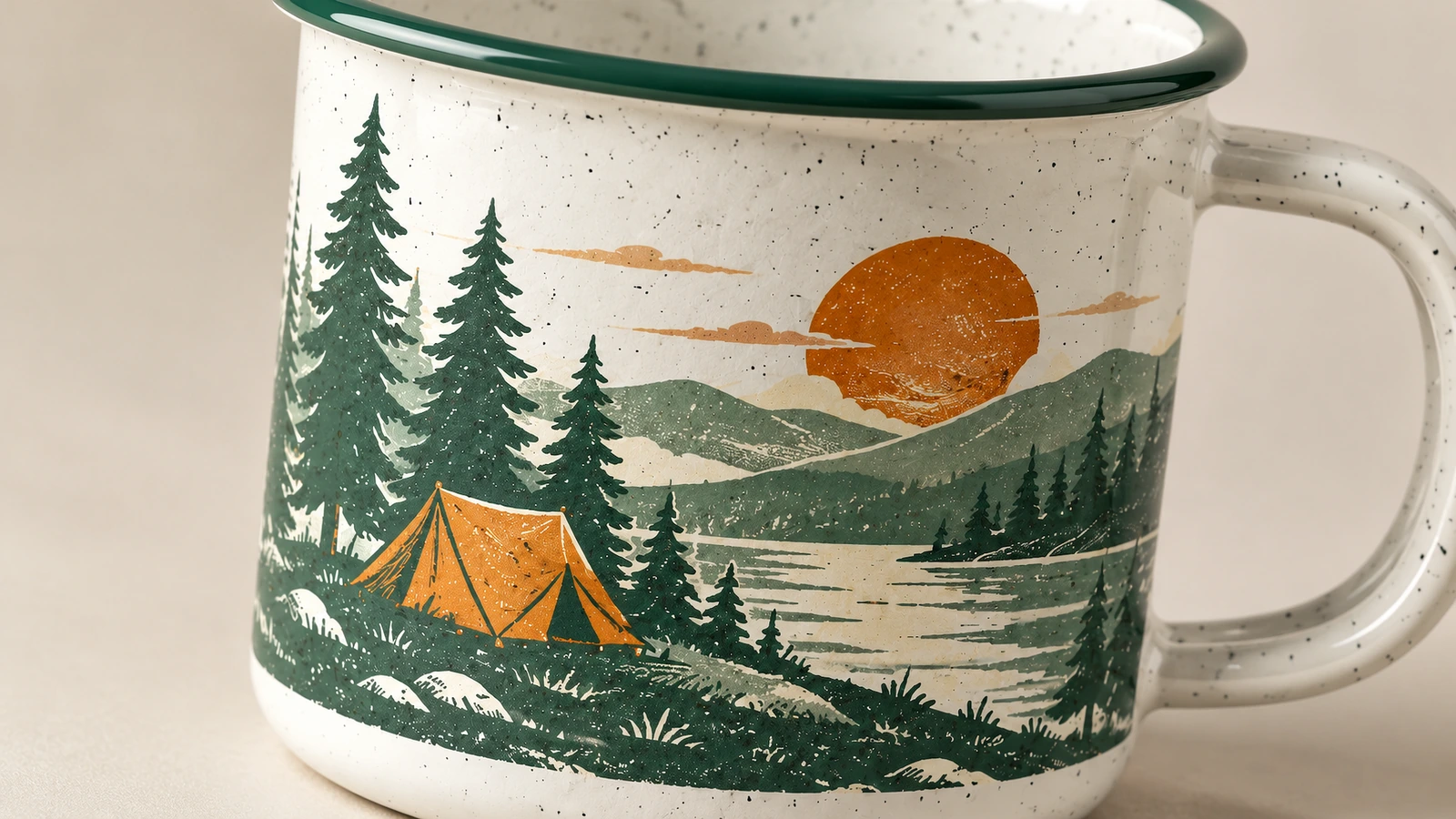 Primer plano de una escena de camping, borde verde y asa moteada de la taza