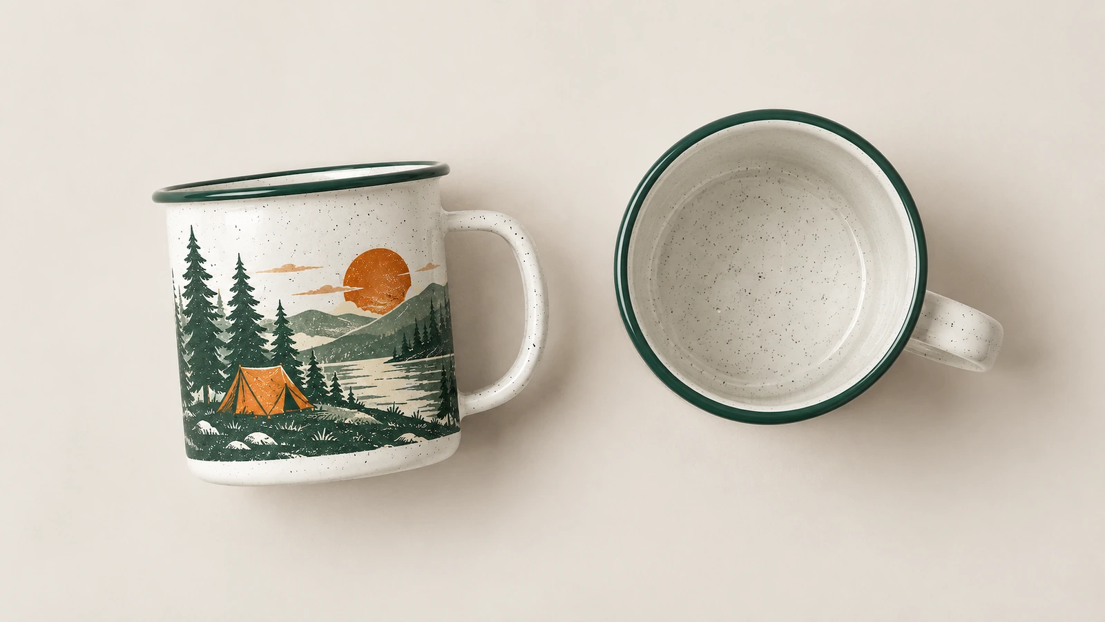 Dos tazas de esmalte con diseño de camping que muestran un lado decorado y un interior moteado sin decorar