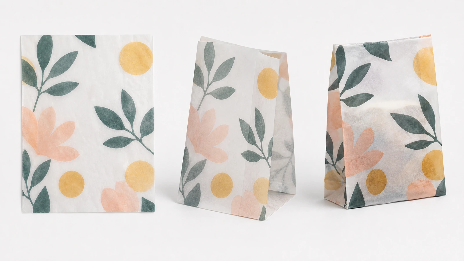 Vistas de bolsas de papel estampadas con motivos florales Tres bolsas de papel estampadas con motivos florales, mostradas de pie desde distintos ángulos
