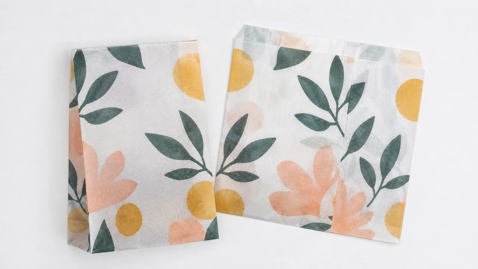 Vistas frontal y posterior de bolsa de papel floral Dos bolsas de papel estampadas con motivos florales que muestran las superficies frontal y posterior