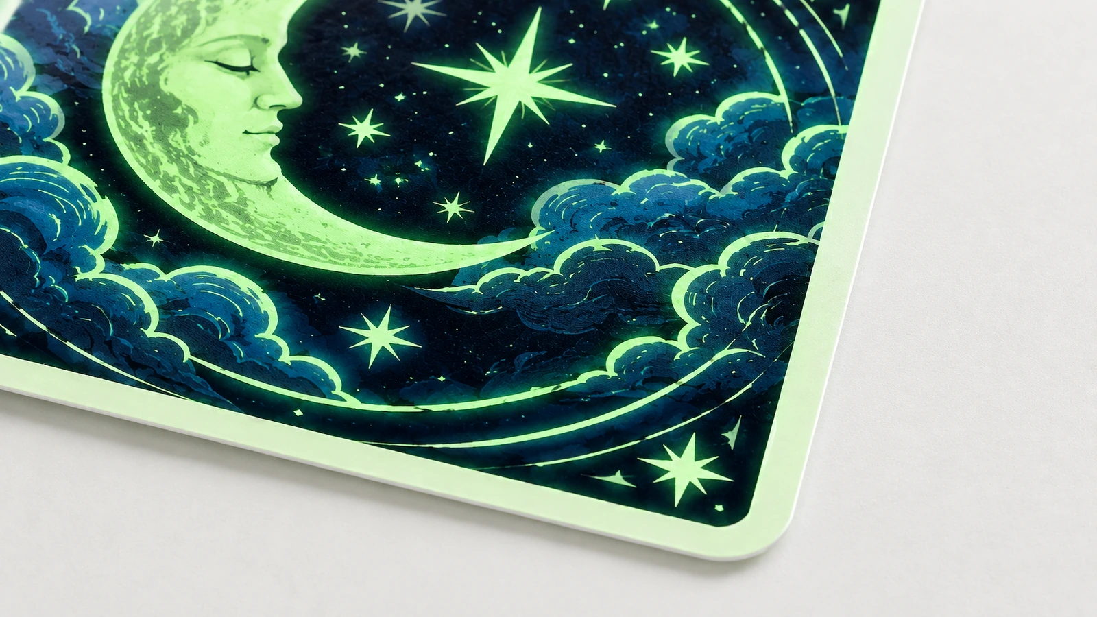 Detalle de pegatina de luna y estrellas Primer plano de una luna creciente verde, estrellas y nubes sobre una pegatina cuadrada de esquinas redondeadas