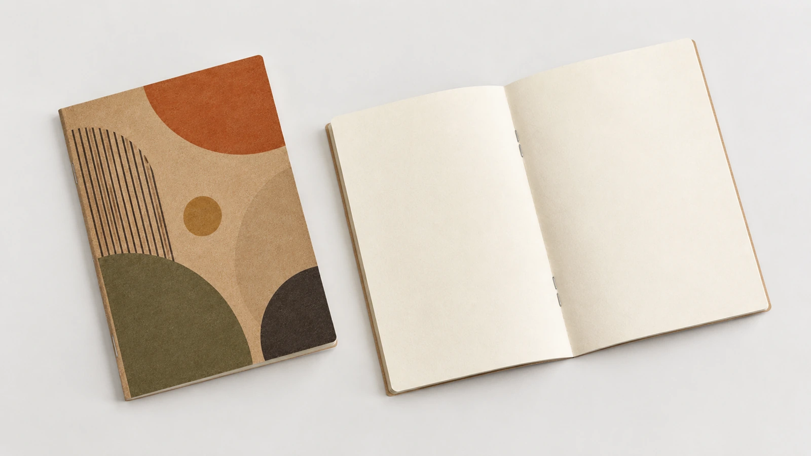 Cuaderno kraft cerrado ilustrativo con patrón geométrico junto a un cuaderno abierto en blanco