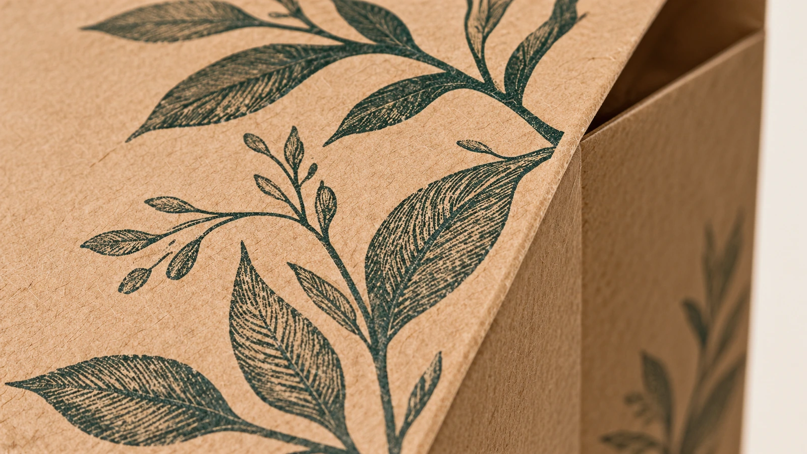 Estampado de hojas y textura de papel marrón Primer plano del estampado de hojas verdes en la esquina de una bolsa de papel marrón