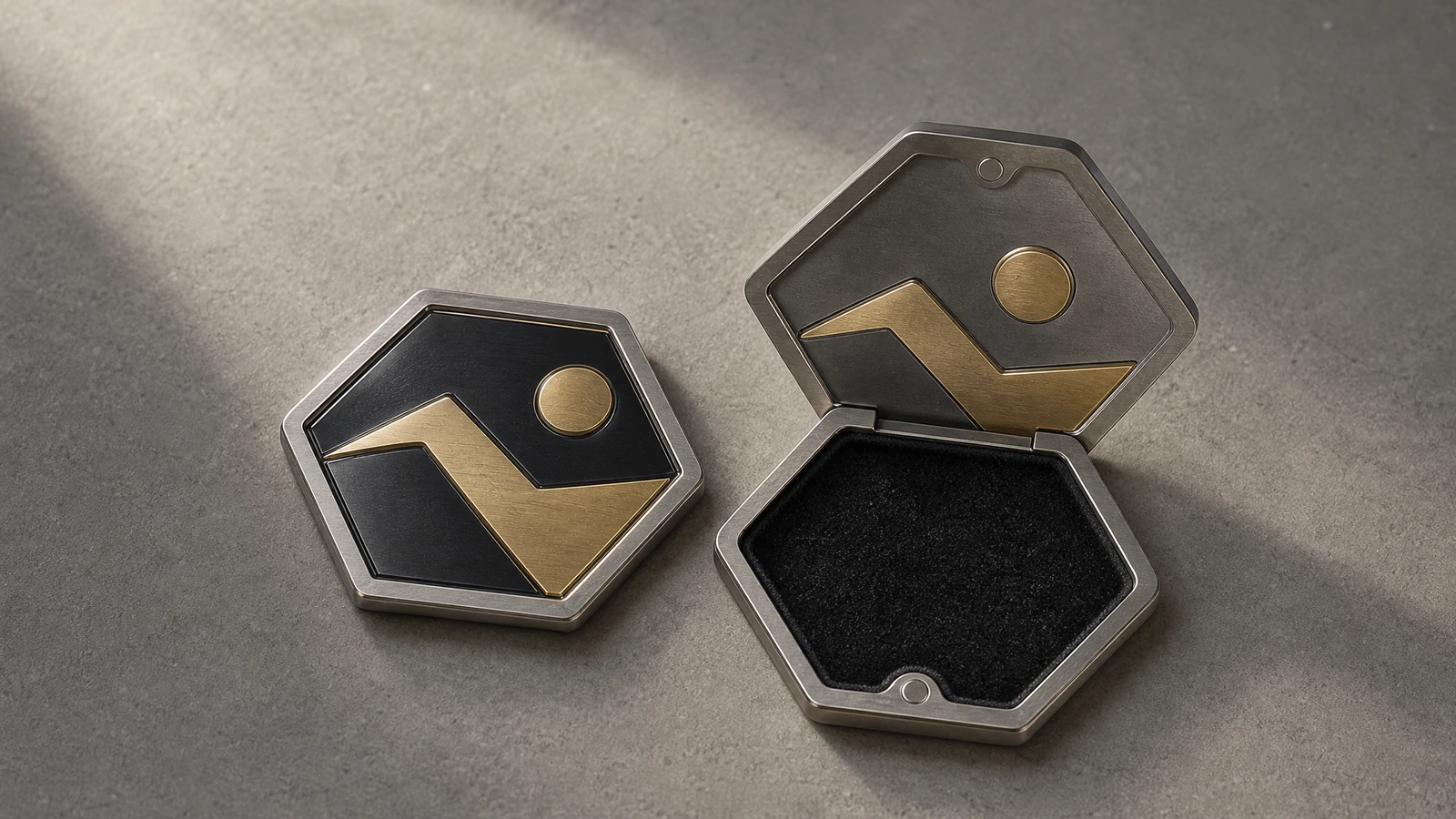 Cara de emblema hexagonal y componentes hexagonales a juego dispuestos sobre una superficie gris