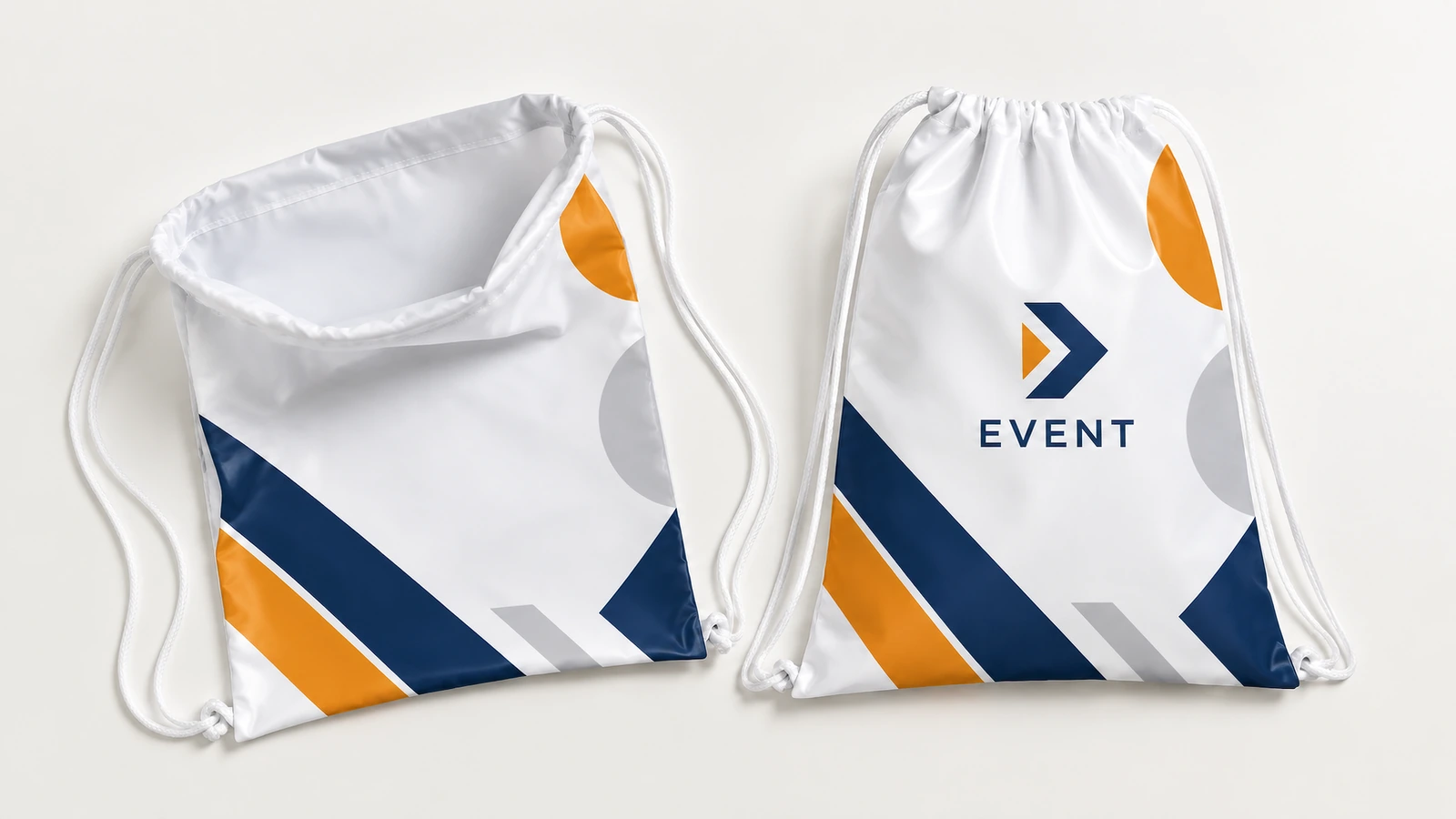 Bolsas blancas con cordón abiertas y cerradas, con gráficos azules y naranjas a juego