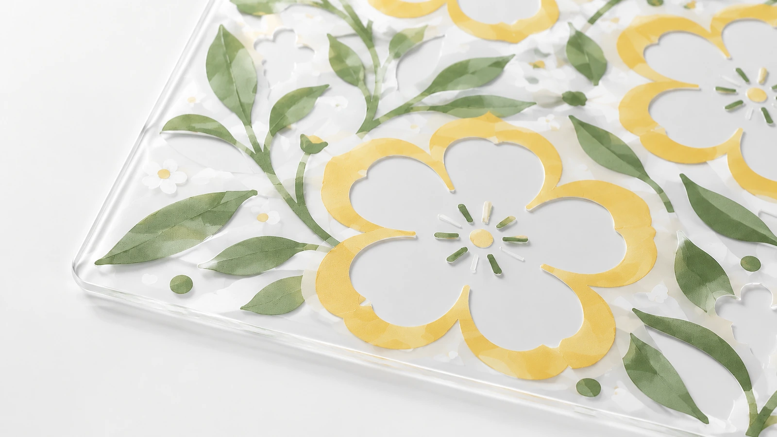 Primer plano de un estampado floral en amarillo y verde sobre una hoja transparente