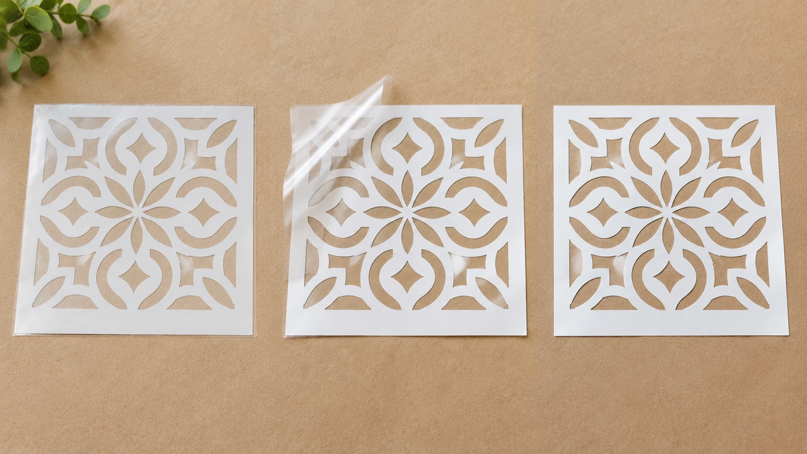 Tres láminas de plantilla floral blancas dispuestas una al lado de otra, con las capas transparentes visibles