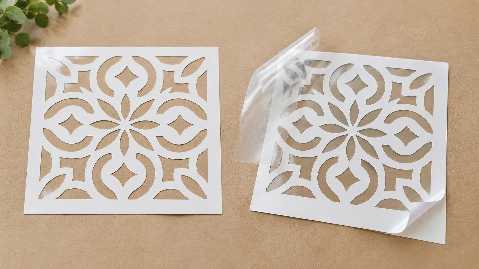 Dos láminas de plantilla floral blanca, una con una capa transparente parcialmente levantada