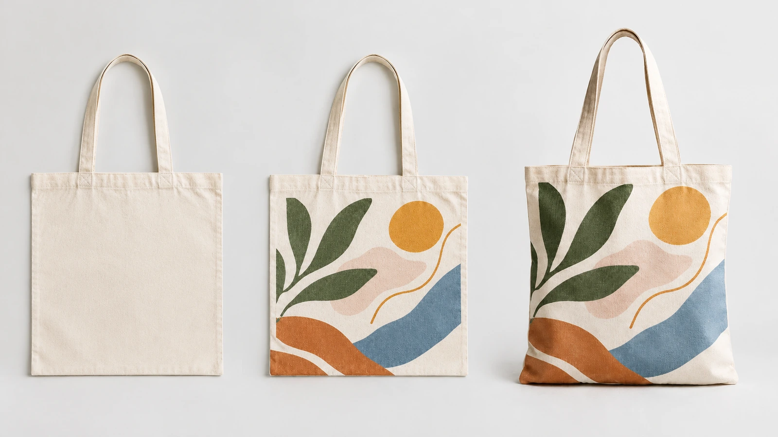 Tres bolsas tote crema que muestran un frente en blanco y dos diseños botánicos estampados