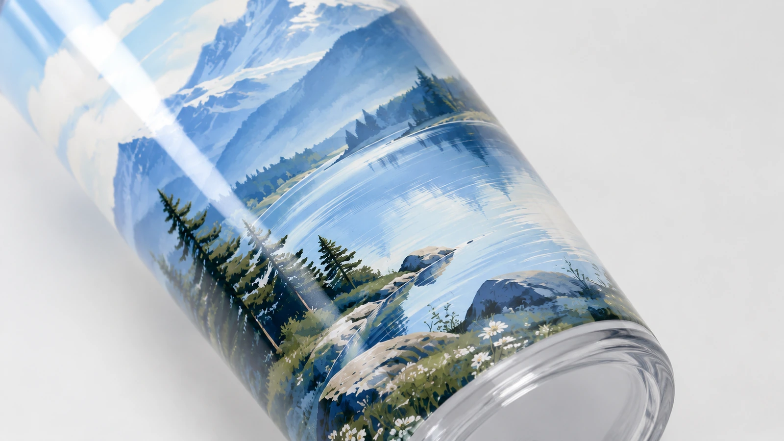 Primer plano del arte de montaña y lago en un vaso de pared transparente