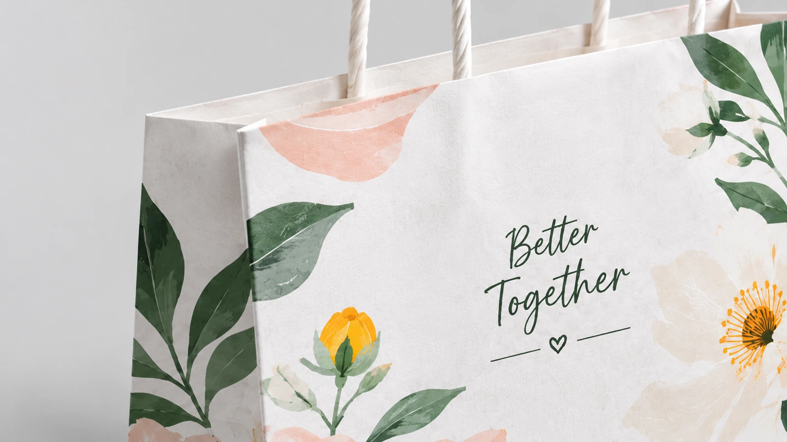 Primer plano del estampado floral, el texto Better Together y las asas de papel retorcidas